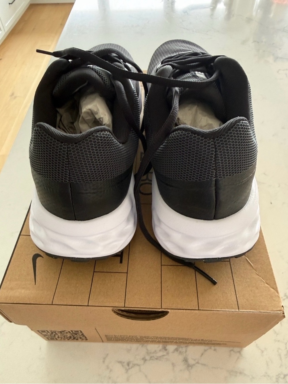 Nike Black and White Running Sneakers - Picture 4 of 7